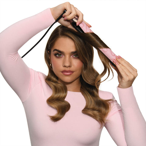 Lisseur GHD Chronos rose, outil de coiffure de haute qualité, avec plaques en céramique pour un brushing lisse et brillant.