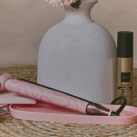 Lisseur GHD Chronos rose édition limitée, outil coiffant avec plaques en céramique et design élégant, visible sur l'image.