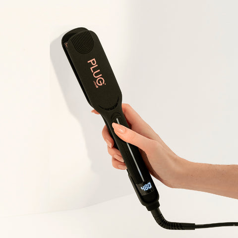 Fer plat Kera Smooth 1,5" de Plug by Must52, outil de coiffure pour lisser les cheveux avec une plaque en céramique.