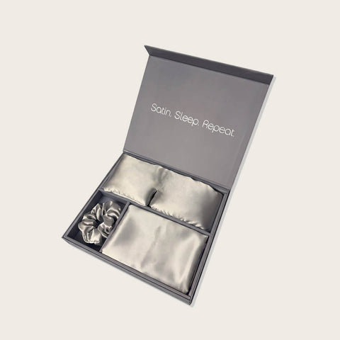 Satin trio de sommeil Plug By Must52, accessoires pour relaxation et confort, avec design élégant en satin blanc.