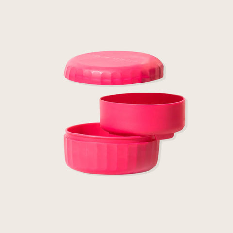 Étui de voyage rose pour shampooing en barre Pixie Woo, pratique pour transporter ses produits capillaires en déplacement.