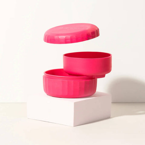 Étui de voyage rose pour shampoing en barre Pixie Woo, pratique et compact pour produits capillaires en voyage.