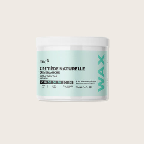 Cire tiède naturelle crème blanche Must52 pour l'épilation des zones sensibles, texture onctueuse dans un pot blanc.