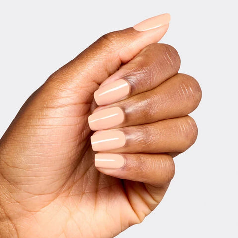 Vernis à ongles gel OPI GELCOLOR Suzi Take a Vow, teinte rose nude, application lisse avec finition brillante.