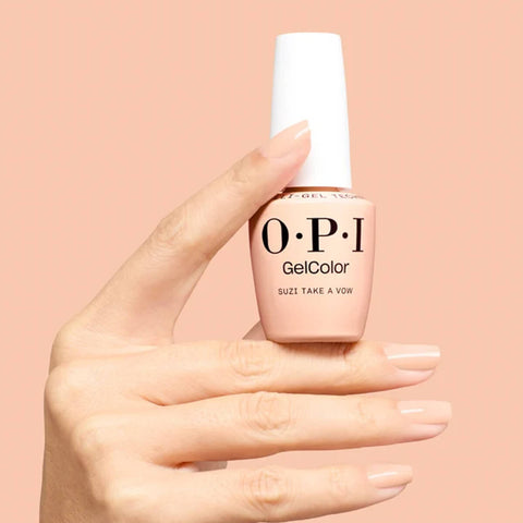 Vernis à ongles GelColor OPI Suzi Take a Vow, teinte rose nude, appliqué sur des ongles soignés.