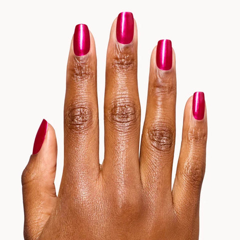Verre à ongles avec vernis gel OPI GELCOLOR "It’s All Greek to Me" couleur violette brillante.