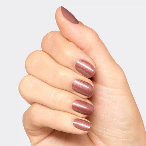 Verre à ongles OPI GELCOLOR Route Beer Float, vernis gel de couleur bronze avec fini brillant, posé sur une surface blanche.