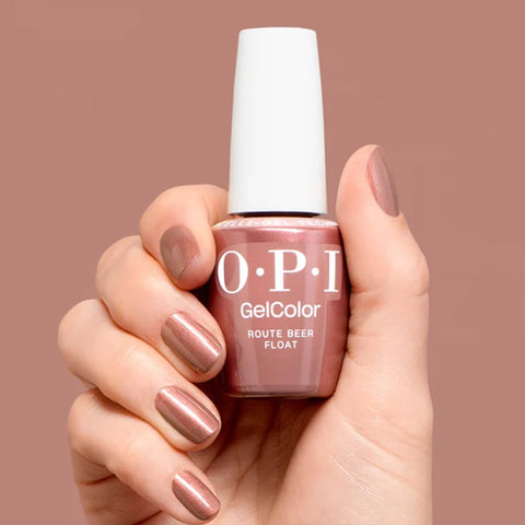 Vernis à ongles OPI GELCOLOR Route Beer Float, fini brillant et coloré, posé sur des ongles élégants.
