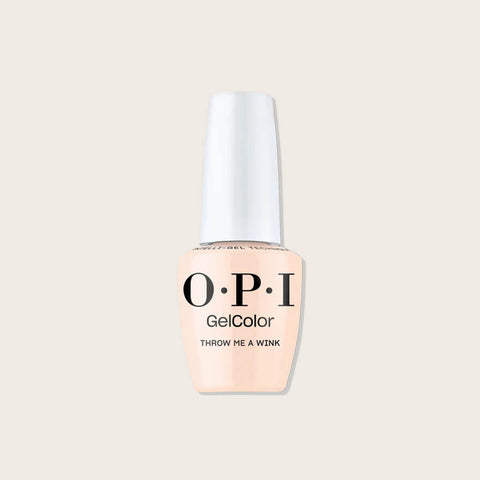 Jeu de doigts avec vernis à ongles OPI GELCOLOR Throw Me a Wink, finition brillante et couleur rose pâle.