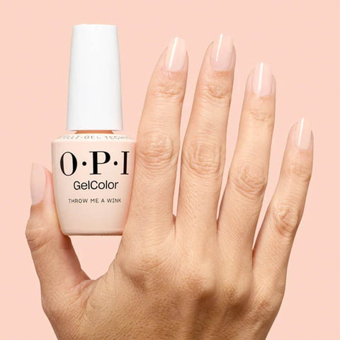 Verre à ongles OPI GELCOLOR Throw Me a Wink, vernis gel rose pâle avec finition brillante, posé sur une surface neutre