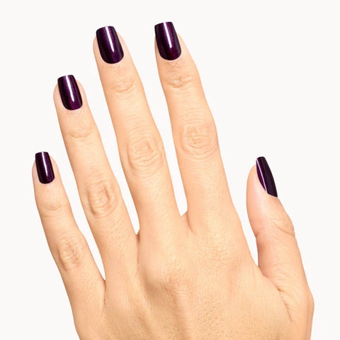Verre à ongles avec vernis gel OPI GELCOLOR Lincoln Park at Midnight, finition brillante, application soignée.