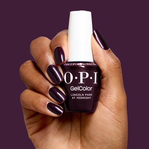 Vernis gel OPI GELCOLOR Lincoln Park at Midnight, couleur bleue foncée, appliqué sur ongles bien manucurés.
