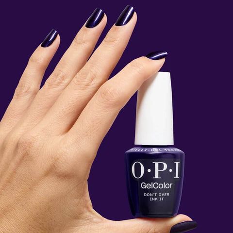 Verre à ongles OPI GELCOLOR Don’t Over Ink It avec finition brillante, posé sur une surface blanche.