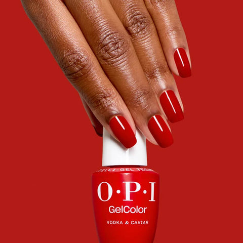 Vernis à ongles gel OPI GELCOLOR Vodka & Caviar, finition brillante, tube de vernis dans la main avec fond neutre.