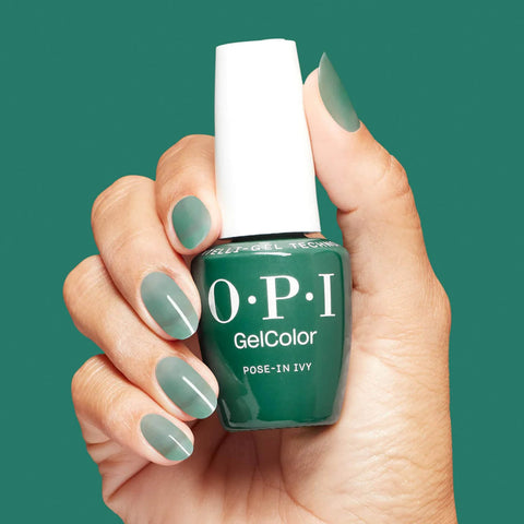 ongles en gel OPI Gelcolor Pose in Ivy avec finition brillante, couleur vert émeraude, image montrant les ongles manucurés