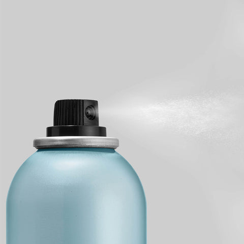 Spray fixatif volume Matrix High Amplify Proforma pour cheveux, bouteille de 284 g avec spray en action.