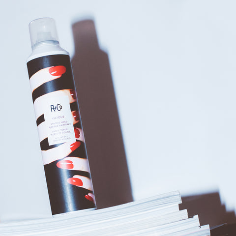Spray fixatif pour cheveux R+Co Vicious, tenue forte, flacon de 313 ml, vaporisateur pour coiffure durable.