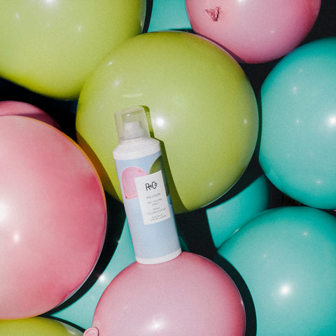 Spray volume R+Co Balloon pour cheveux, flacon de 173 ml, vaporisateur pour ajouter du volume et de la texture.