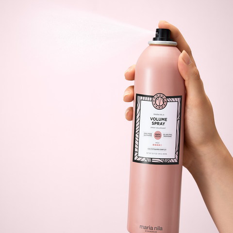 Spray volume Maria Nila pour cheveux, léger et volumisant, présenté dans un flacon avec spray.