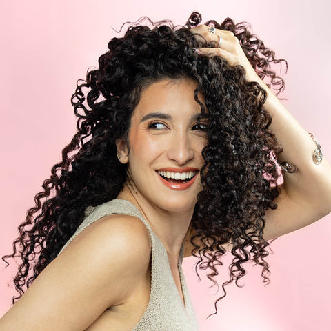 Spray fixatif haute tenue Alcôve pour cheveux, flacon de 61 g, vaporisateur pratique pour une coiffure durable.
