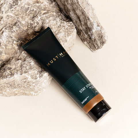 Gel coiffant Must Man Professional Stay Strong pour cheveux, tube de 150 ml avec texture brillante et fixation forte.