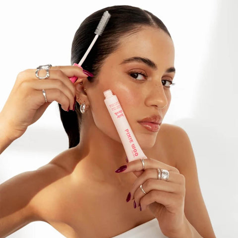 Gel coiffant Pixie Woo Coco Cherry avec brosse intégrée, 20 ml, pour coiffure facile et stylée.