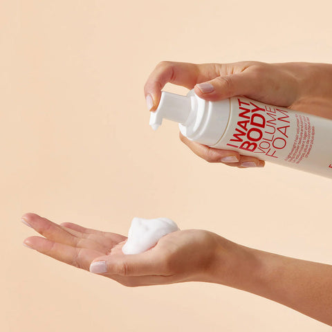 Mousse volume pour cheveux Eleven Australia I Want Body, flacon de 200 ml, application sur cheveux pour volume et texture.