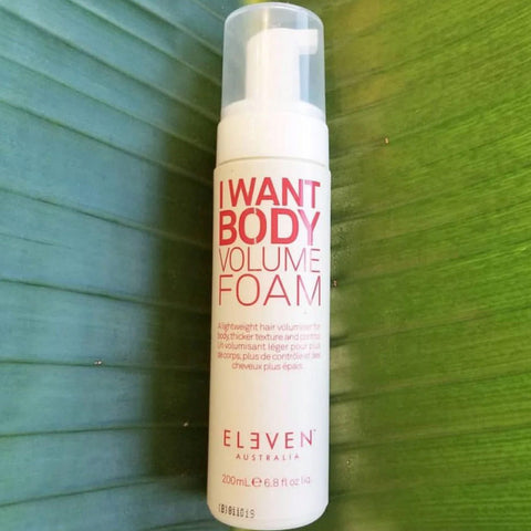 Mousse volume pour cheveux Eleven Australia I Want Body, flacon de 200 ml visible, texture légère pour ajouter du volume.