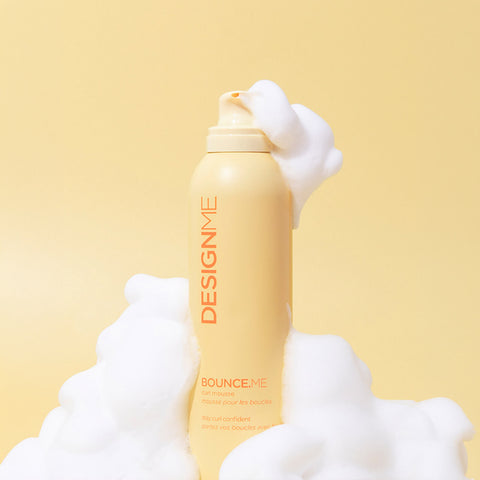 Mousse boucles et baume pour cheveux DESIGN.ME BOUNCE.ME, texture légère et hydratante pour boucles définies.