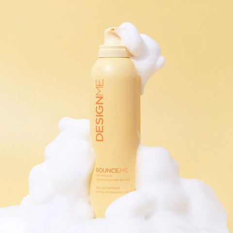Mousse boucles BOUNCE.ME de Design.Me pour cheveux, flacon noir avec pompe, texture légère pour des boucles définies