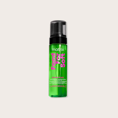 Mousse hydratante pour cheveux Food For Soft de Matrix, flacon de 210 ml, application capillaire légère et nourrissante