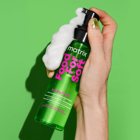 Mousse hydratante pour cheveux Matrix Food For Soft, flacon de 210 ml, texture légère et soin nourrissant.