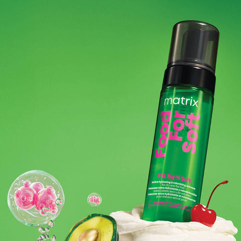 Mousse hydratante pour cheveux Matrix Food For Soft, 210 ml, texture légère et volume naturel pour cheveux doux et soyeux.