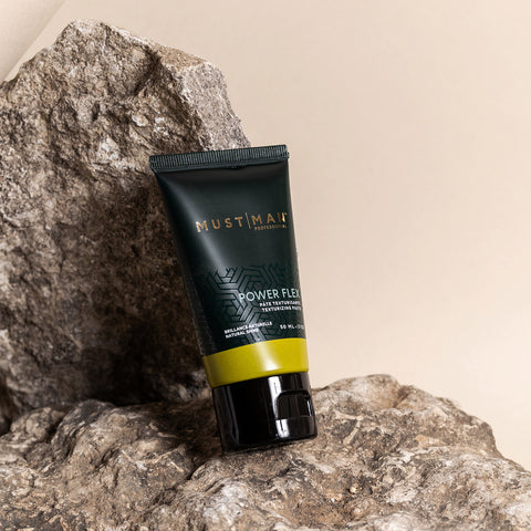 Pâte texturisante Power Flex de Must Man Professional pour cheveux, style moderne, texture flexible, emballage noir et blanc.