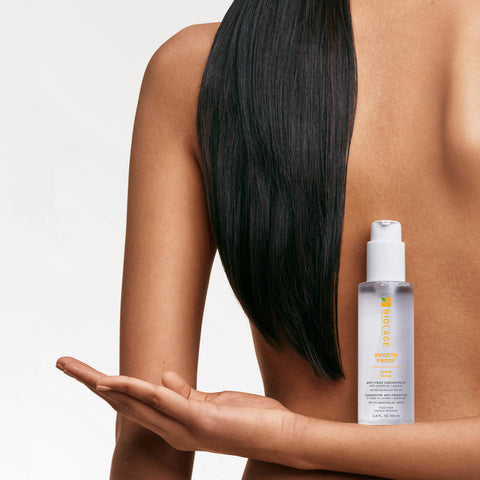 Sérum capillaire Biolage Smooth Proof de 100 ml, liquide transparent pour cheveux lisses et brillants.