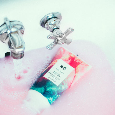 Crème hydratante pour cheveux R+Co High Dive de 147 ml, texture crémeuse pour nourrir et hydrater les cheveux.
