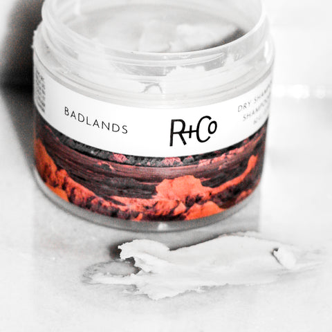 Pâte shampooing sec R+Co Badlands, produit capillaire en format 62 g, texture pâte pour cheveux propres et rafraîchis.
