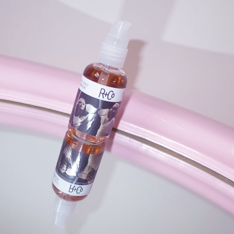 Huile capillaire R+Co Two Way Mirror de 59 ml, soin lissant pour cheveux, bouteille avec pompe et étiquette élégante.