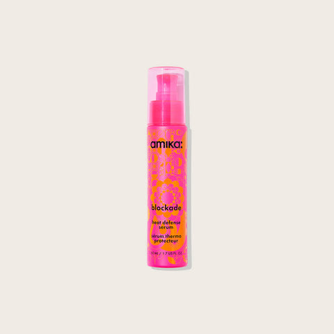 Sérum thermo-protecteur Amika Blockade pour cheveux, flacon de 50 ml, avec pompe, visible dans l'image.