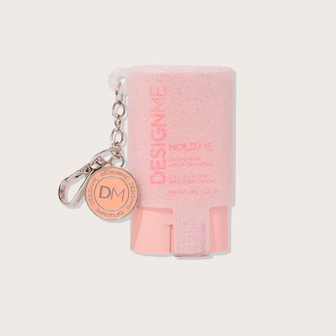 Bâton coiffant HOLD.ME de Design.Me avec étui en silicone scintillant, produit capillaire pour styliser les cheveux.