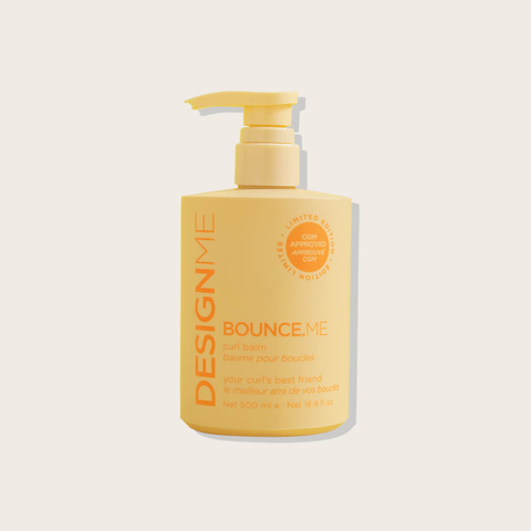 Baume boucles BOUNCE.ME de Design.Me pour cheveux bouclés, flacon de 500 ml avec texture crémeuse visible sur l'image