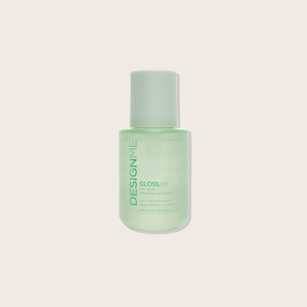 Sérum brillance GLOSS.ME de Design.Me pour cheveux, bouteille avec pompe et texte noir sur fond blanc, mise en valeur de la texture.