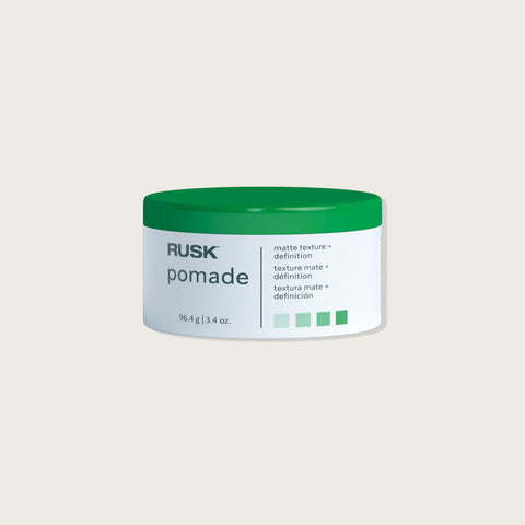 Pomade mate pour cheveux Rusk, texture naturelle, 100 ml, contenue dans un pot avec une finition matte visible.