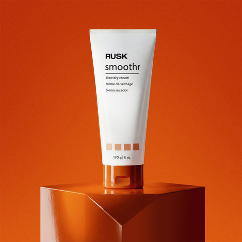 Crème de séchage Rusk pour cheveux, flacon de 177 ml, texture onctueuse pour un brushing facile.