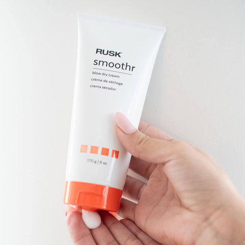 Crème de séchage Rusk pour cheveux, flacon de 177 ml, texture crémeuse et hydratante pour un style professionnel.