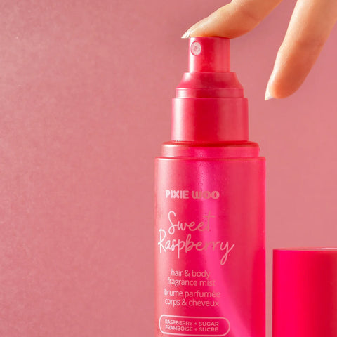 Brume pour cheveux et corps Pixie Woo Sweet Raspberry, spray de 100 ml avec parfum fruité et rafraîchissant.