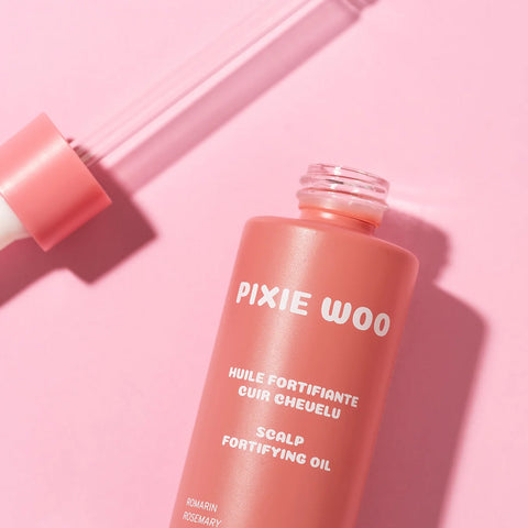 Huile fortifiante pour cuir chevelu de la gamme PIXIE WOO, soin capillaire nourrissant et revitalisant.