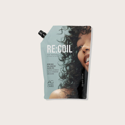 Crème boucles AG Care Re Coil pour cheveux bouclés, texture riche, application sur cheveux humides, coiffure définie et brillante.