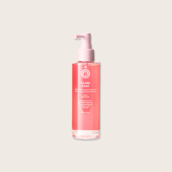 Flacon de 200 ml de Gloss Coat sans rinçage de la marque Maria Nila, traitement capillaire pour brillance et douceur.