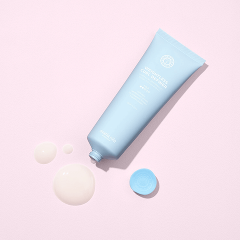 Gel léger pour boucles de Maria Nila, définition sans poids, visible dans le flacon de 125 ml.